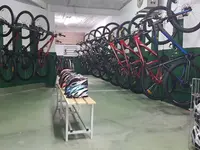 Wypożyczalnia rowerów i kasków w Fenals Garden