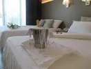 Łóżka z szampanem w pokoju Fenals Garden