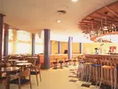 Bar z hokerami w hotelu Fenals Garden