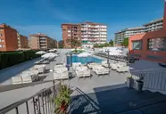 Basen z leżakami i parasolami w Fenals Garden