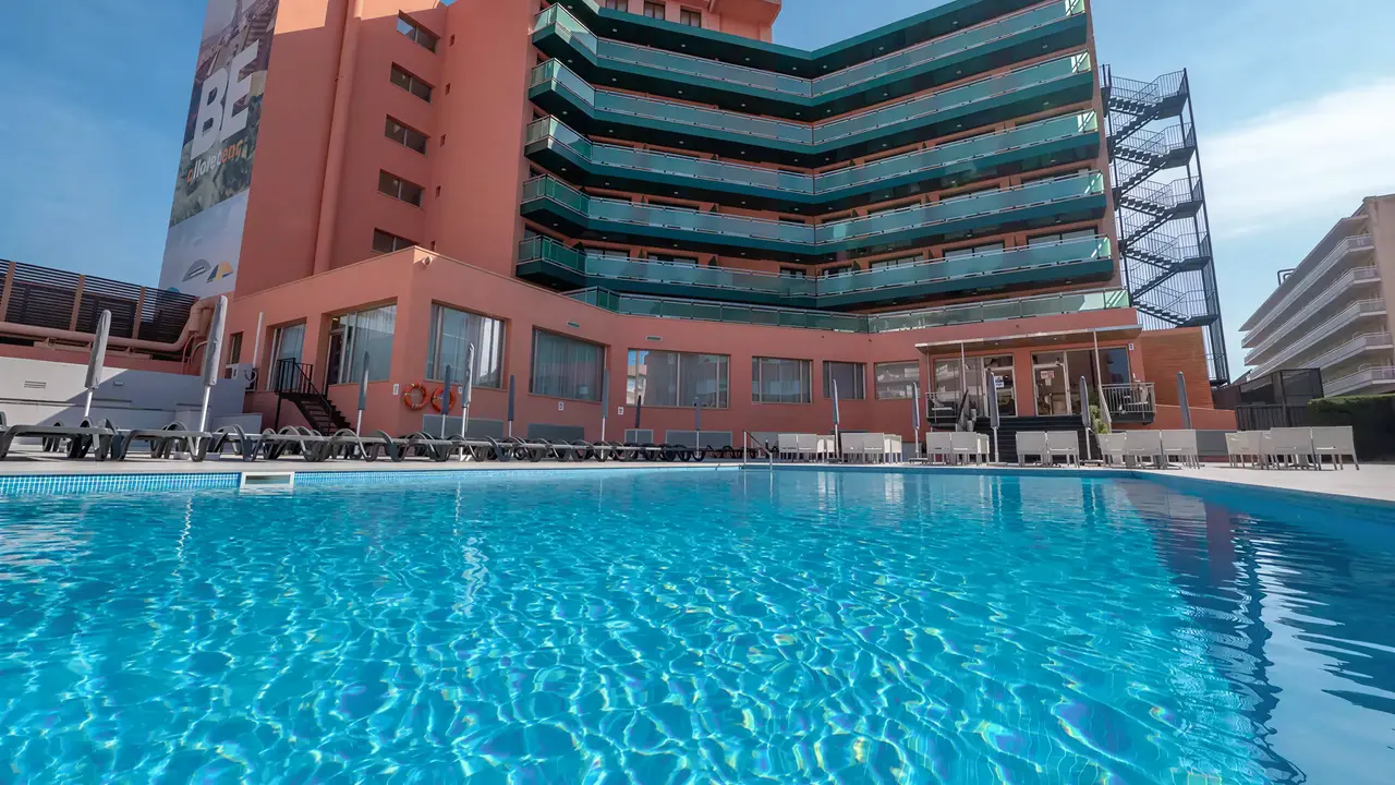 Basen w hotelu Fenals Garden