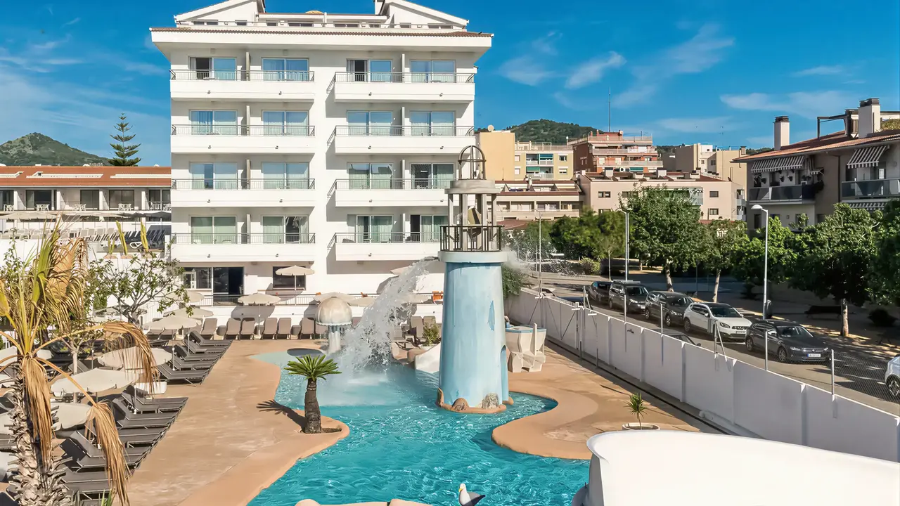 Basen z fontanną w hotelu FERGUS Club Pineda Splash