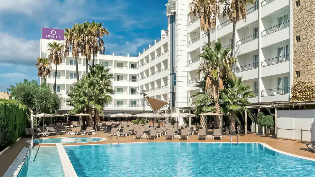 Basen i leżaki w hotelu FERGUS Club Pineda Splash