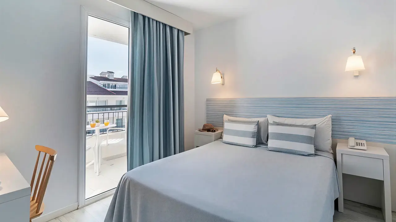 Sypialnia w FERGUS Club Pineda Splash z wyjściem na balkon