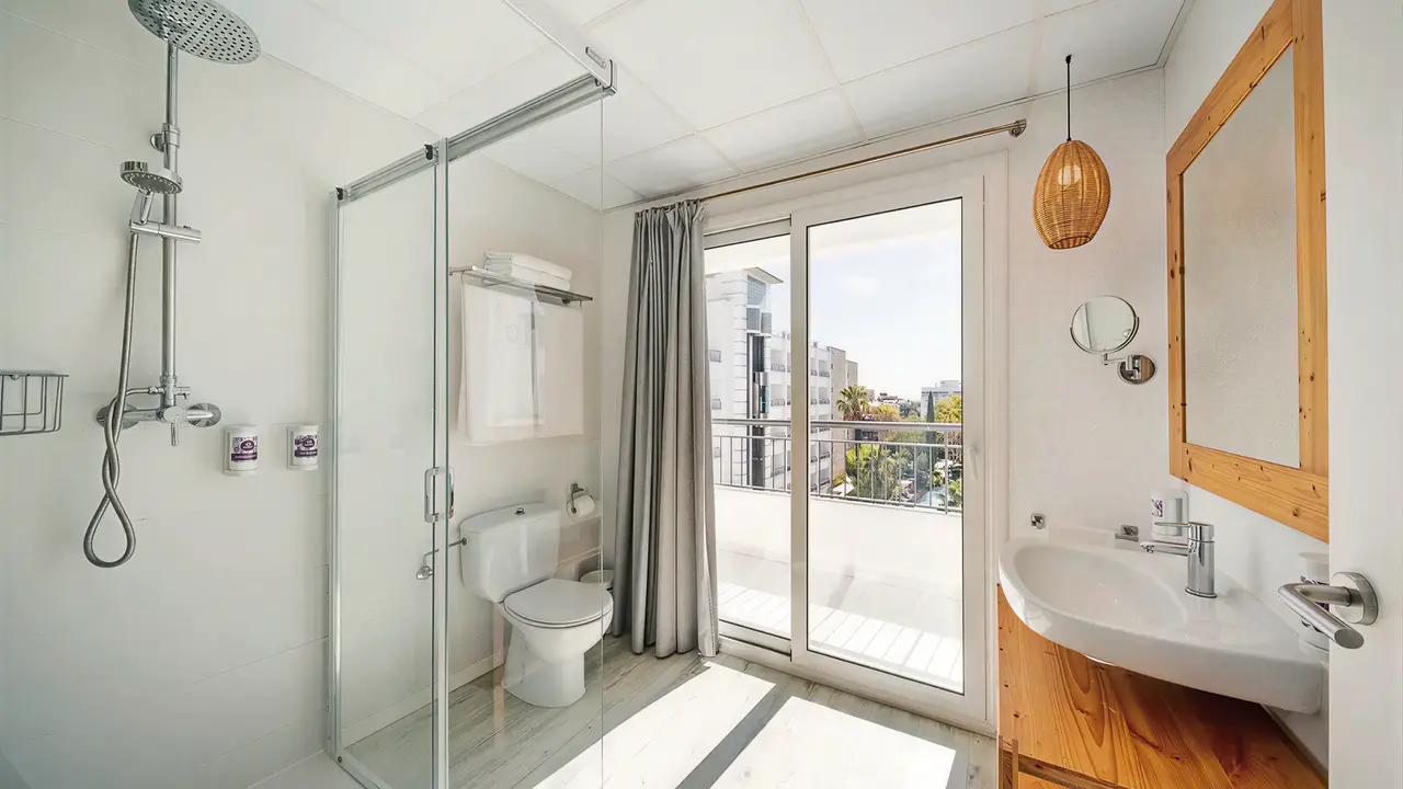Łazienka w hotelu FERGUS Club Pineda Splash z prysznicem