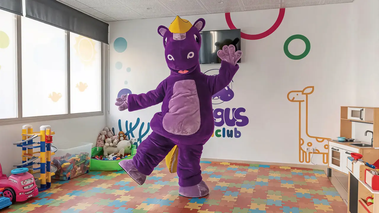 Pokój dla dzieci z maskotką w FERGUS Club Pineda Splash