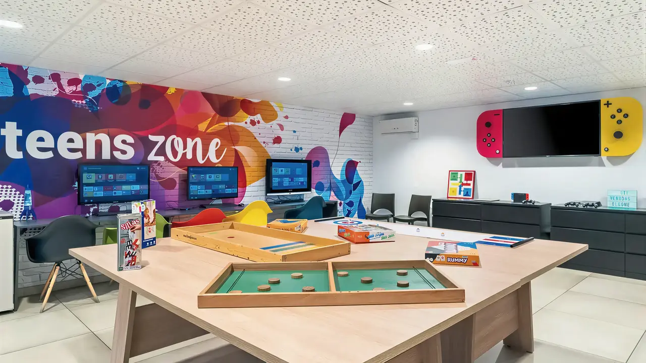 Strefa gier dla młodzieży w FERGUS Club Pineda Splash