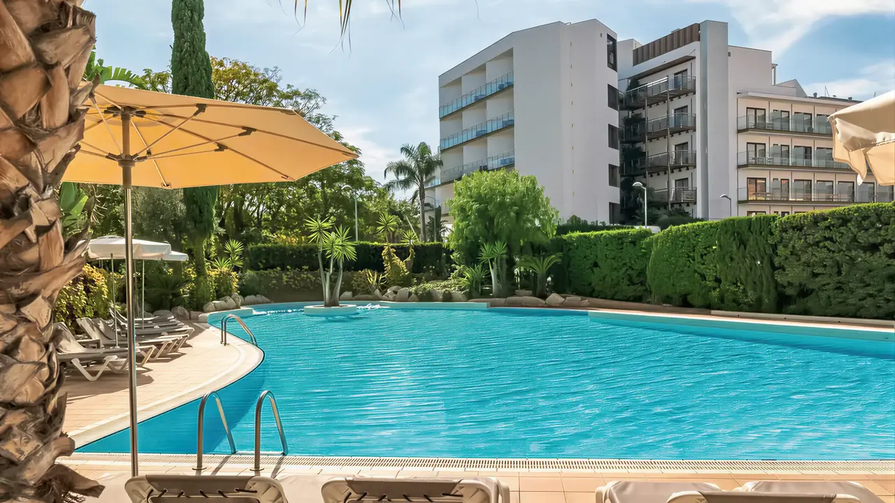 Basen z leżakami w hotelu FERGUS Club Pineda Splash