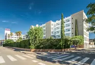 Budynek hotelu FERGUS Club Pineda Splash z widokiem z ulicy