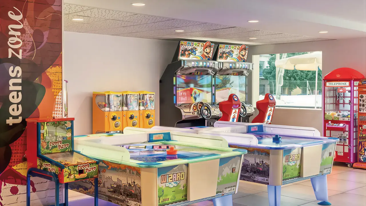 Sala gier dla młodzieży w FERGUS Club Pineda Splash