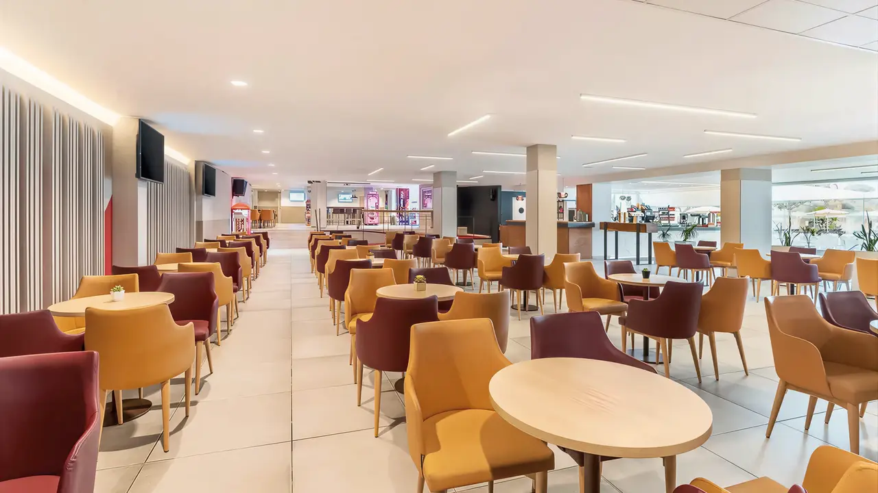 Wnętrze lobby z wygodnymi fotelami w FERGUS Club Pineda Splash