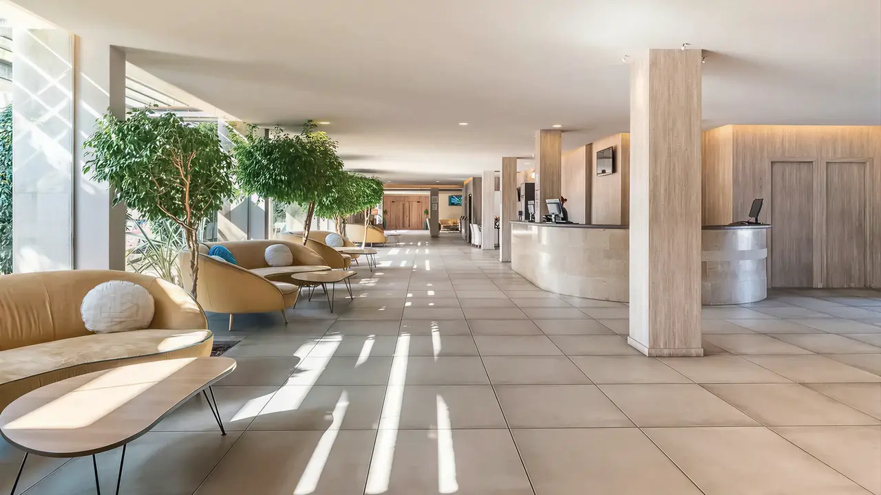 Nowoczesne lobby w FERGUS Club Pineda Splash z wygodnymi sofami