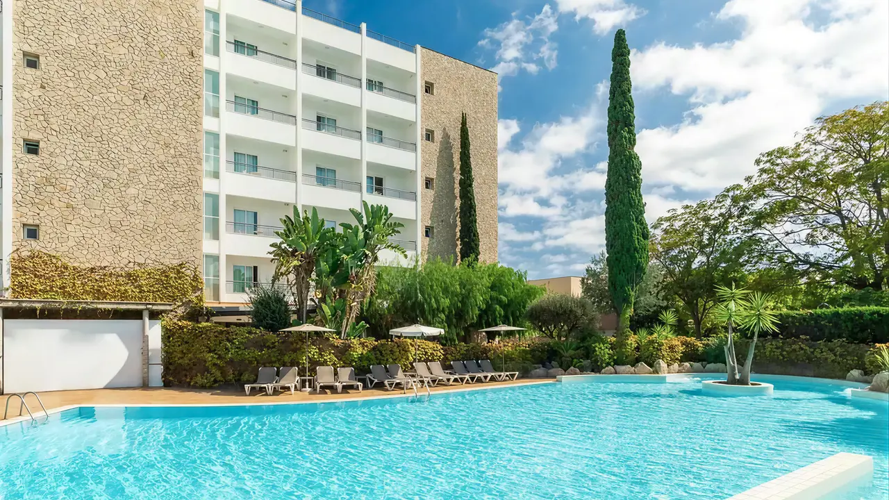 Basen i leżaki przy budynku FERGUS Club Pineda Splash