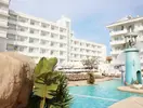 Basen z dekoracyjną latarnią w FERGUS Club Pineda Splash