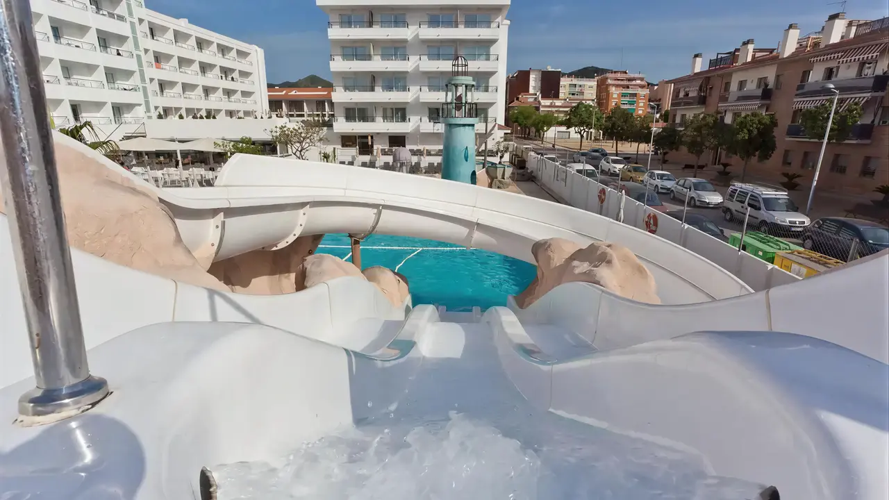 Zjeżdżalnia wodna w kompleksie FERGUS Club Pineda Splash
