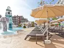 Basen i leżaki w FERGUS Club Pineda Splash