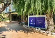 Wejście do obiektu FERGUS Club Pineda Splash z tablicą informacyjną