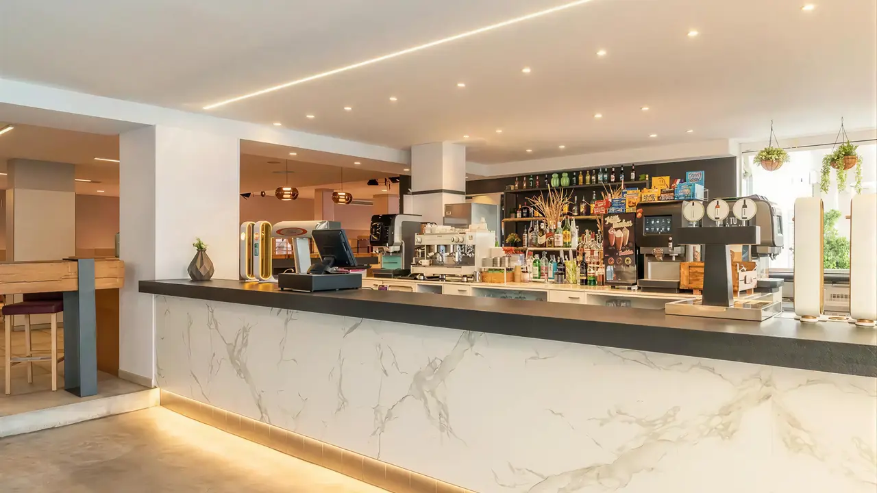 Nowoczesny bar z ekspresem do kawy w FERGUS Club Pineda Splash