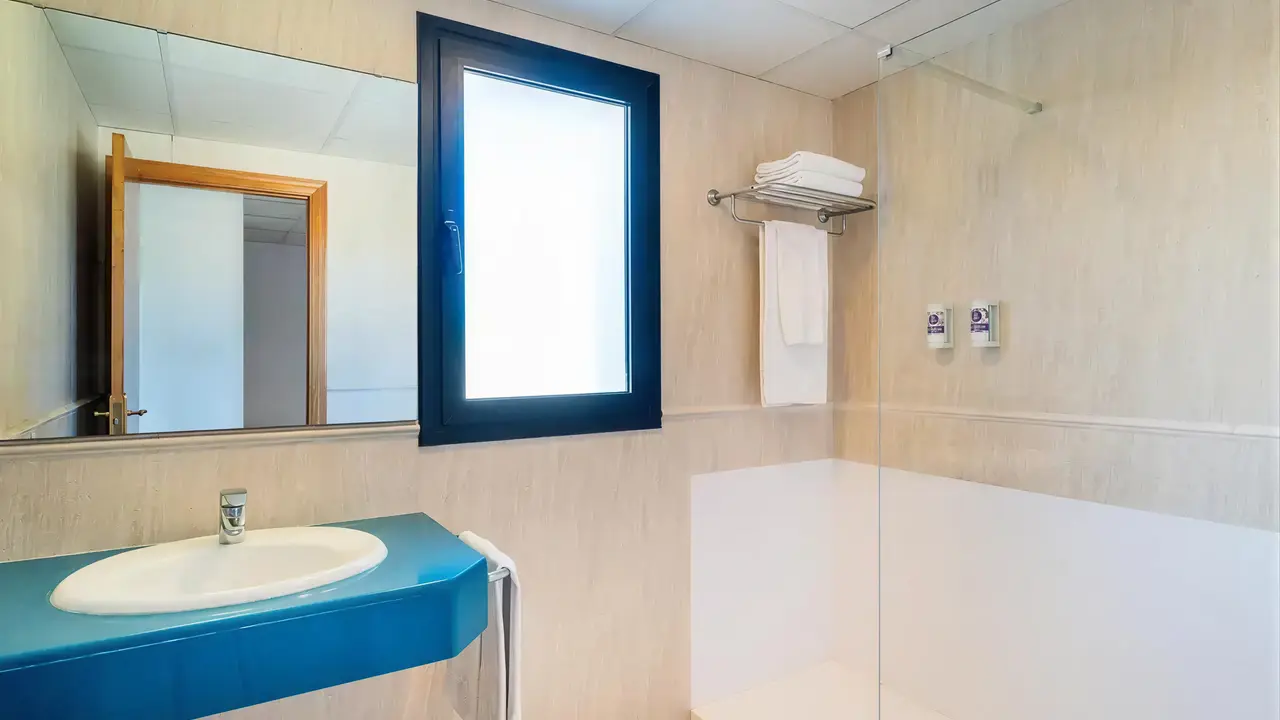 Łazienka w FERGUS Club Pineda Splash z umywalką i prysznicem