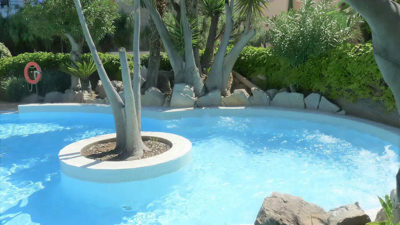 Basen w hotelu FERGUS Club Pineda Splash z roślinnością