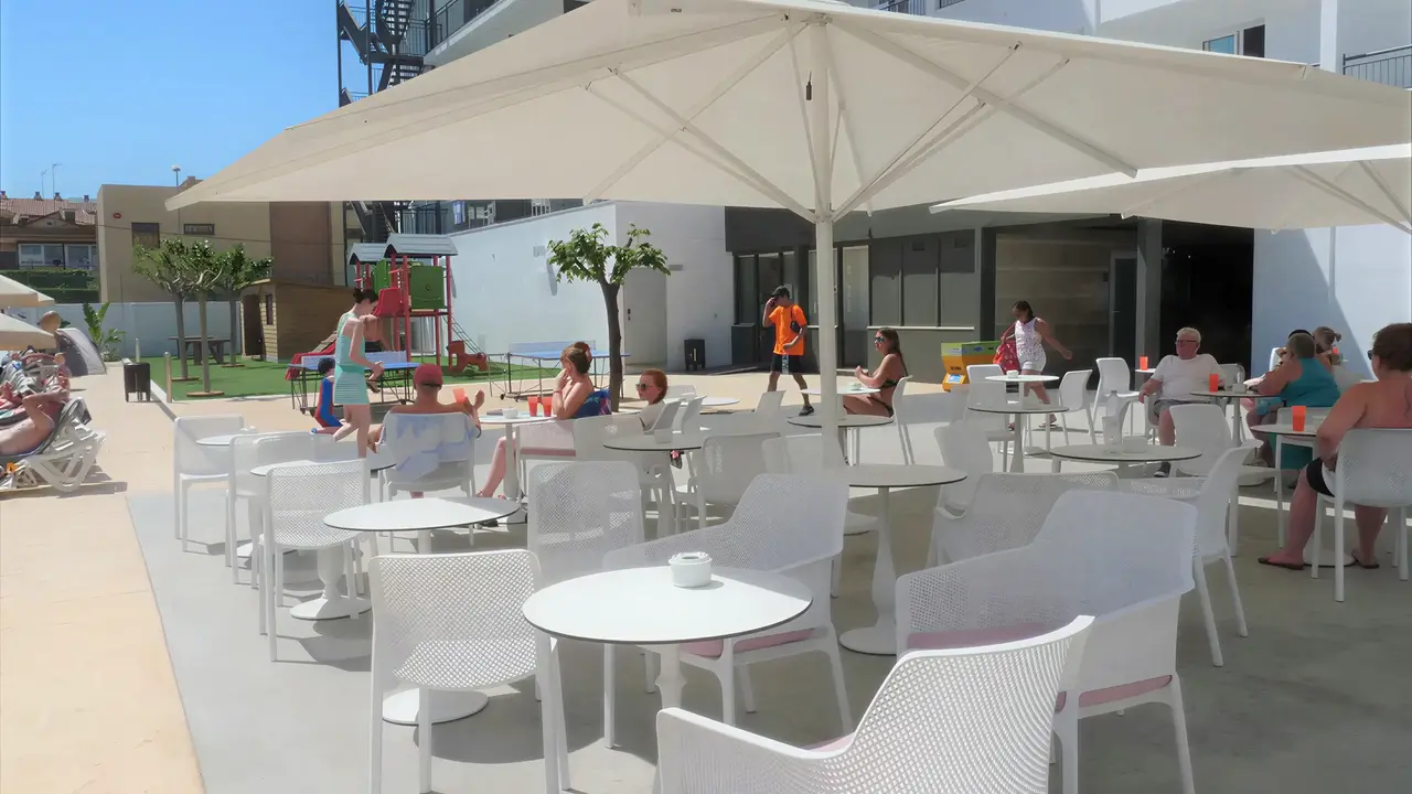 Stolik i krzesła w restauracji FERGUS Club Pineda Splash
