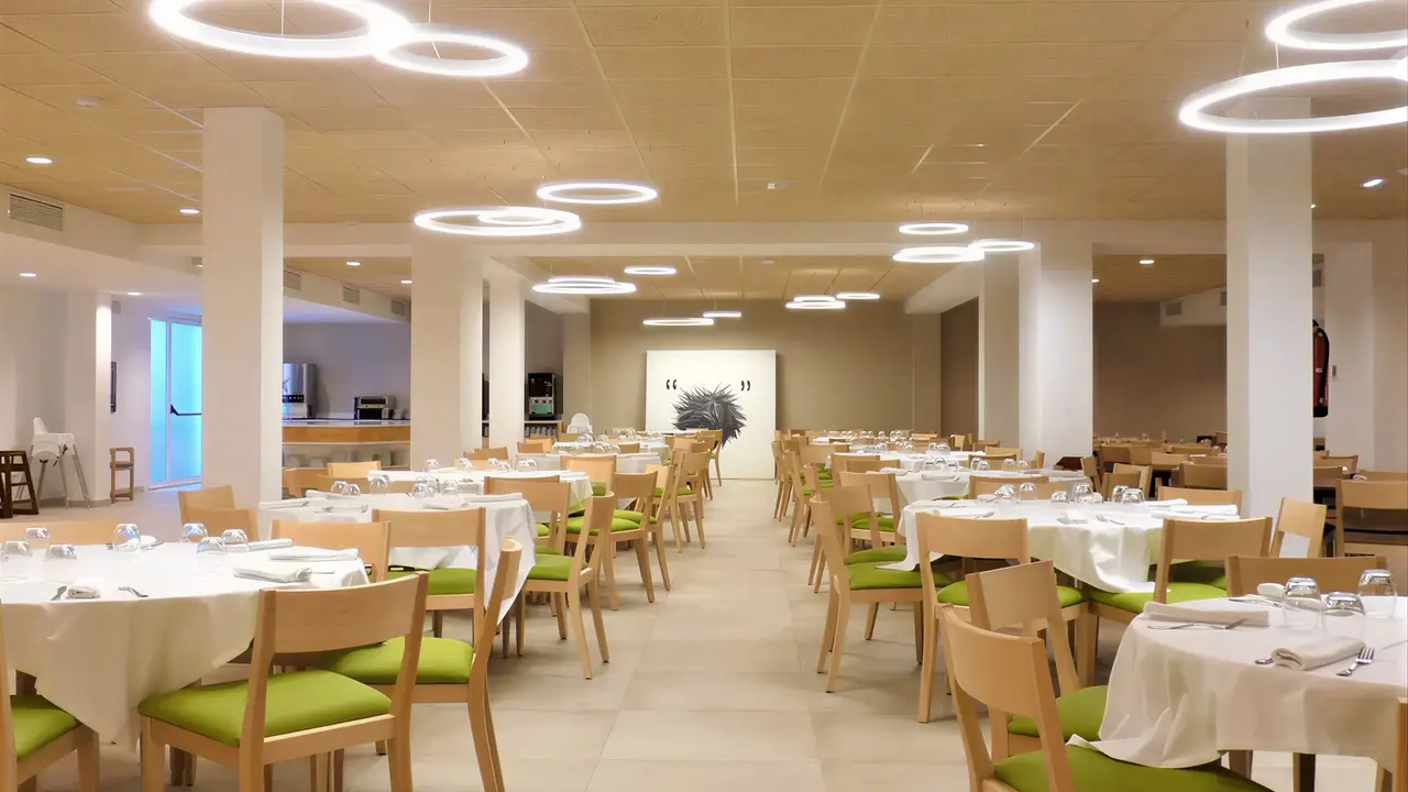 Jasna restauracja w FERGUS Club Pineda Splash z nakrytymi stołami