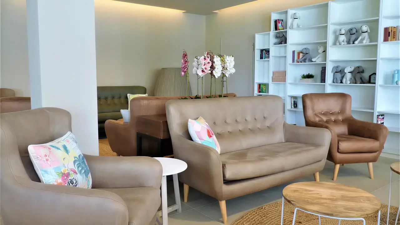 Wnętrze lobby z wygodnymi kanapami w FERGUS Club Pineda Splash