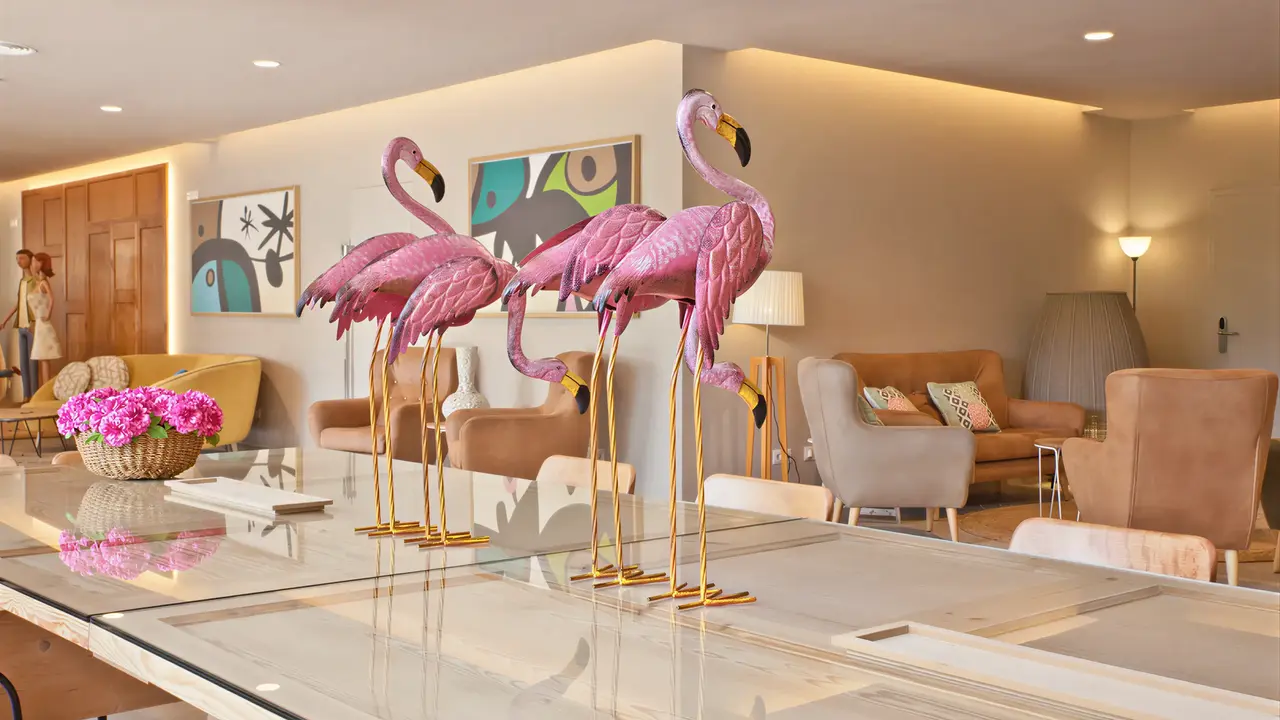 Nowoczesny salon w FERGUS Club Pineda Splash z dekoracjami