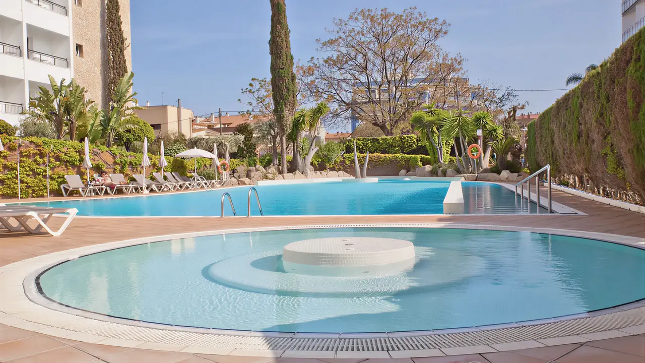 Basen zewnętrzny w hotelu FERGUS Club Pineda Splash