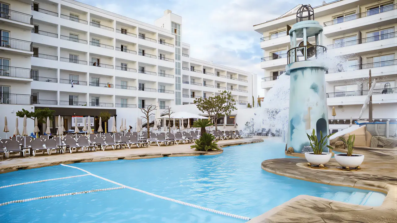 Basen z dekoracyjną latarnią w FERGUS Club Pineda Splash