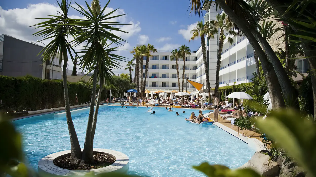 Basen z leżakami w hotelu FERGUS Club Pineda Splash