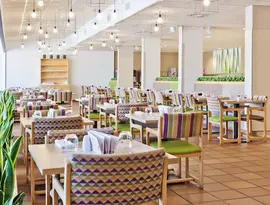 Restauracja z ustawionymi stolikami w FERGUS Club Pineda Splash