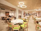 Jasna restauracja w FERGUS Club Pineda Splash z nakrytymi stołami