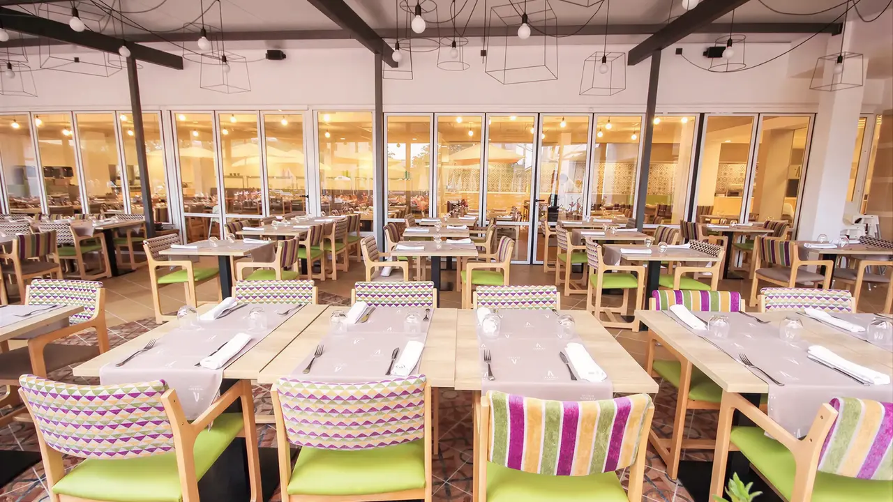 Restauracja w FERGUS Club Pineda Splash z nakrytymi stołami