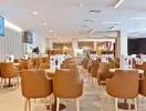 Restauracja w FERGUS Club Pineda Splash z brązowymi fotelami