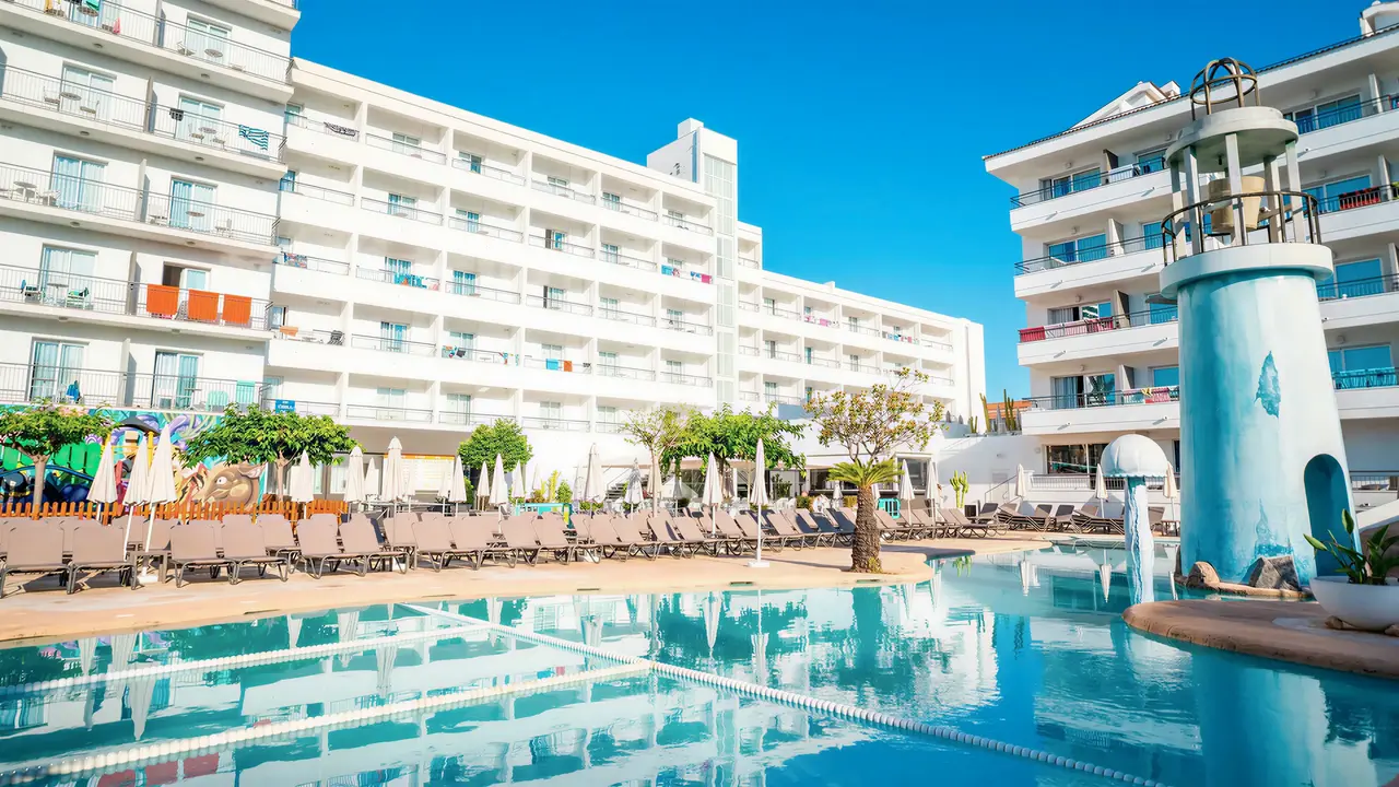 Basen i leżaki w hotelu FERGUS Club Pineda Splash