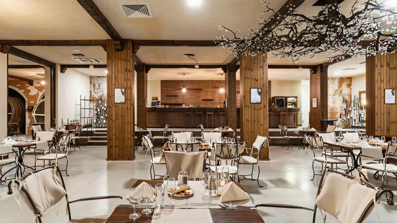 Elegancka restauracja w Festa Via Pontica z nakrytym stołem