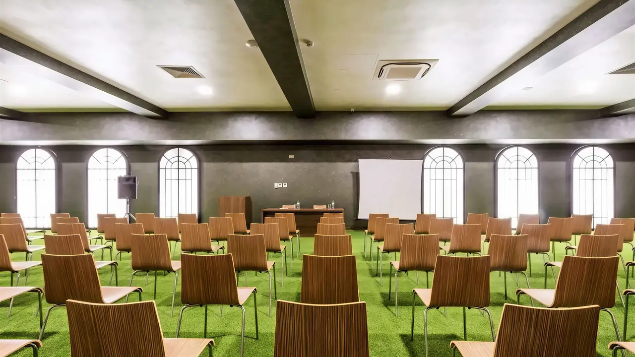 Sala konferencyjna w Festa Via Pontica z rzędami krzeseł