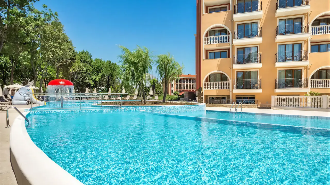 Basen zewnętrzny w hotelu Festa Via Pontica