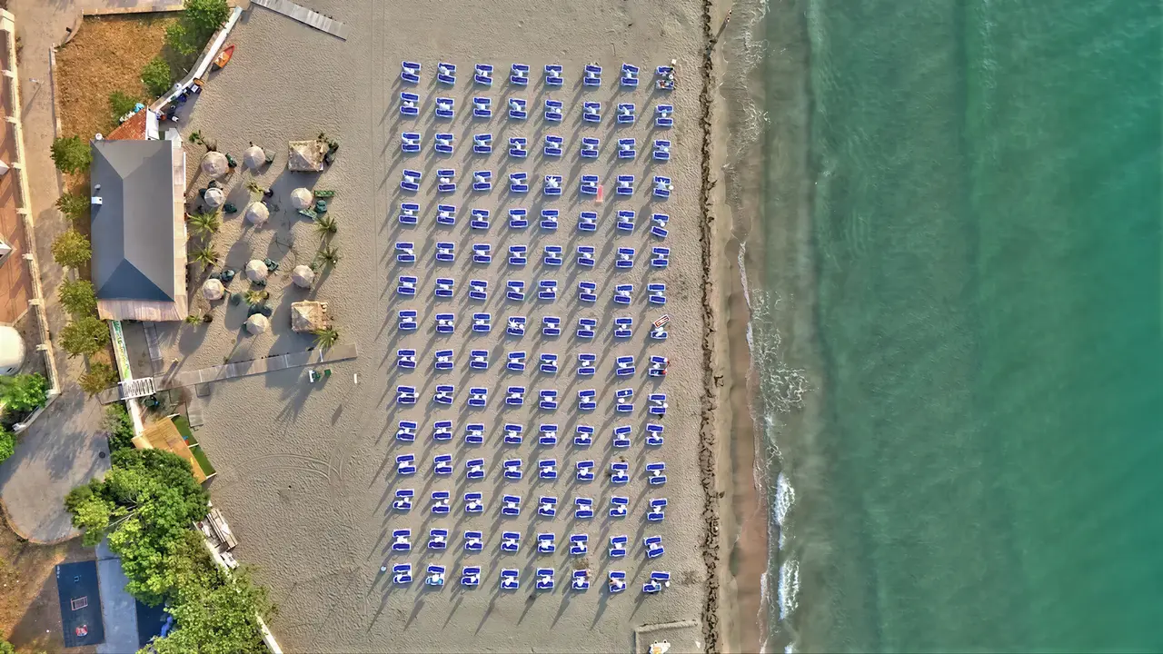Plaża z leżakami w Festa Via Pontica