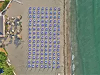 Plaża z leżakami w Festa Via Pontica
