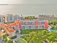 Widok na kompleks budynków Festa Via Pontica nad morzem