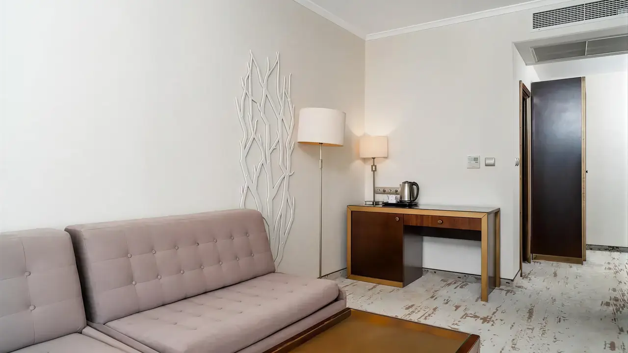 Wnętrze pokoju z sofą w Festa Via Pontica