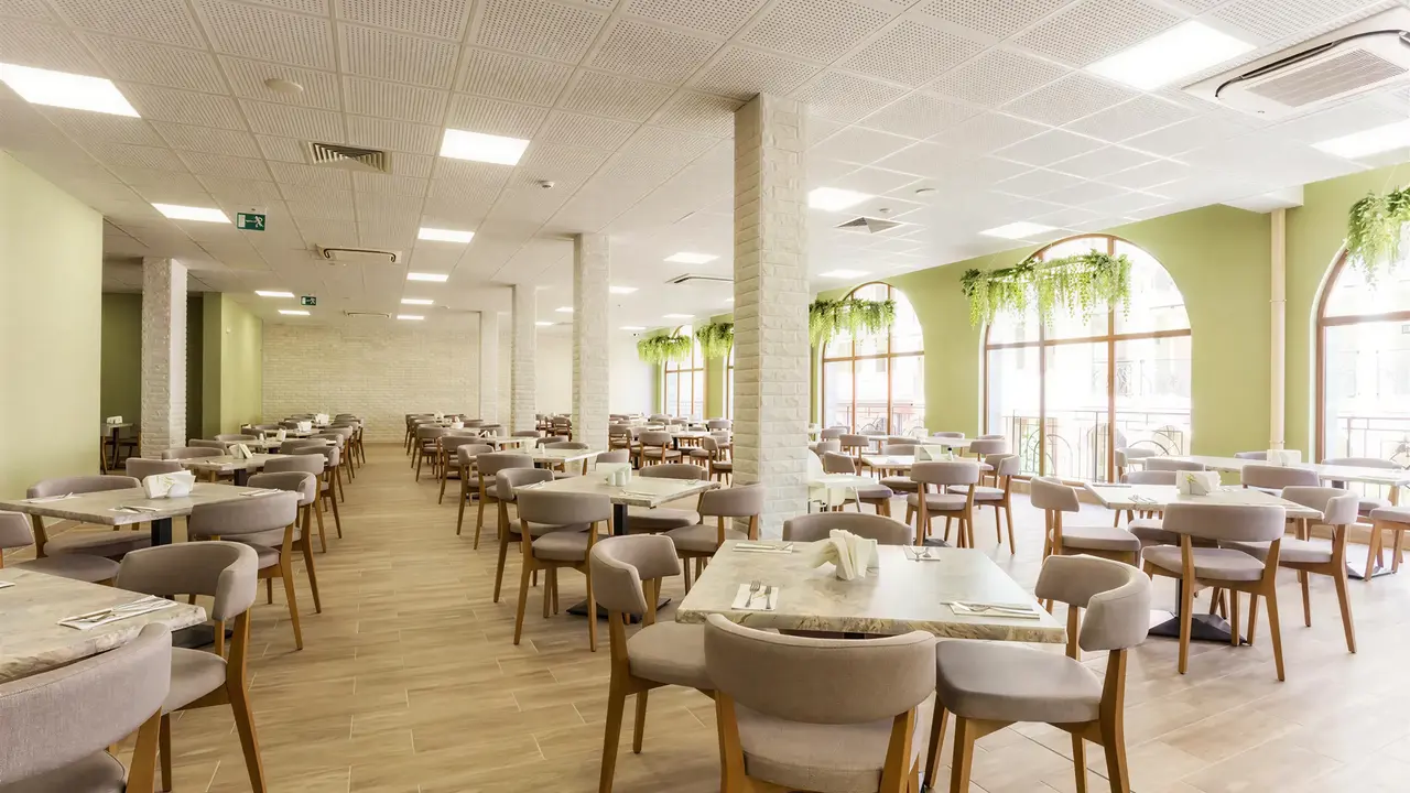 Restauracja w Festa Via Pontica z ustawionymi stolikami