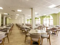 Restauracja w Festa Via Pontica z ustawionymi stolikami