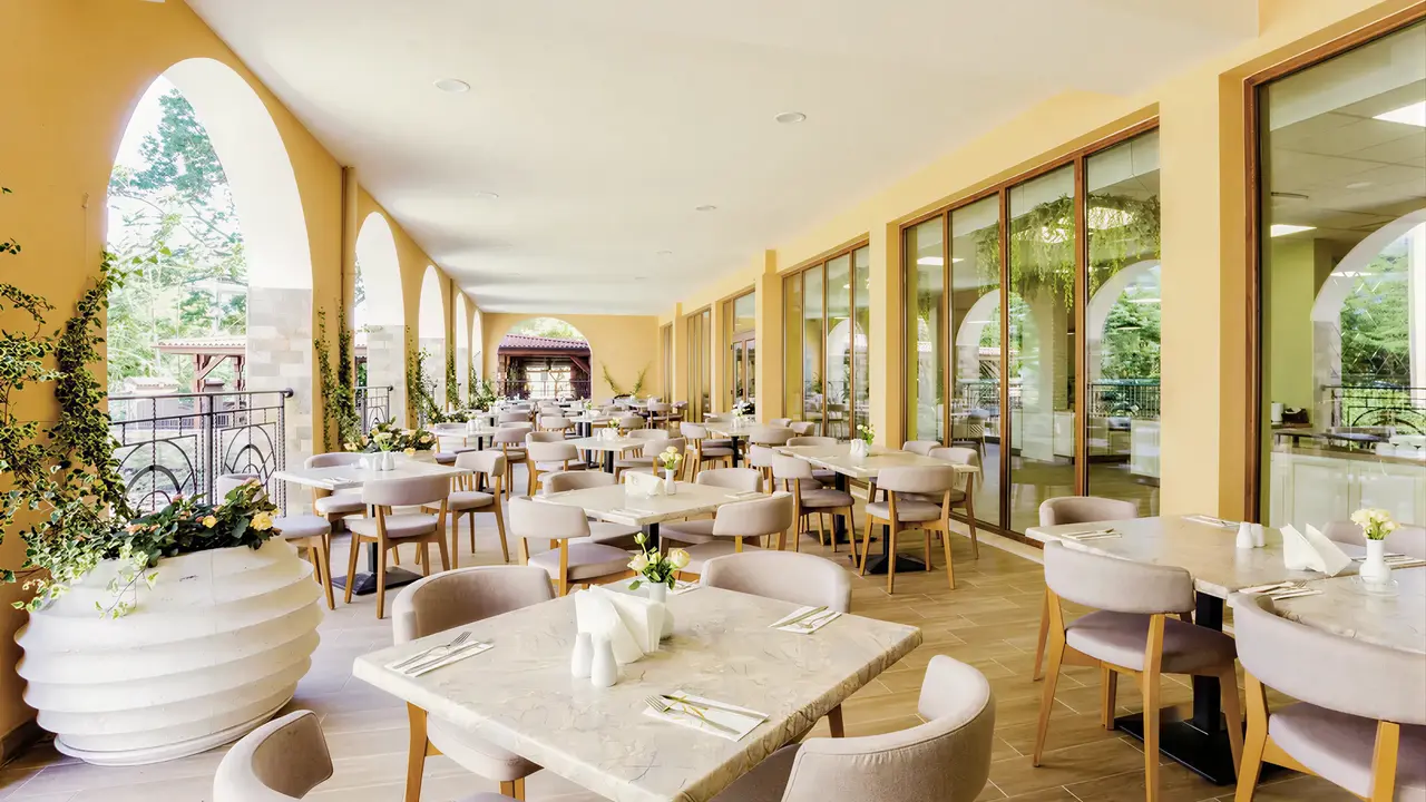 Restauracja w hotelu Festa Via Pontica z ustawionymi stolikami