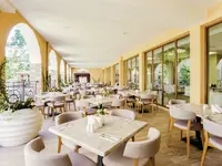 Restauracja w hotelu Festa Via Pontica z ustawionymi stolikami