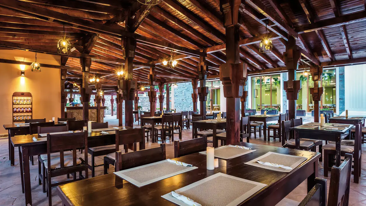 Restauracja w Festa Via Pontica z drewnianymi stołami