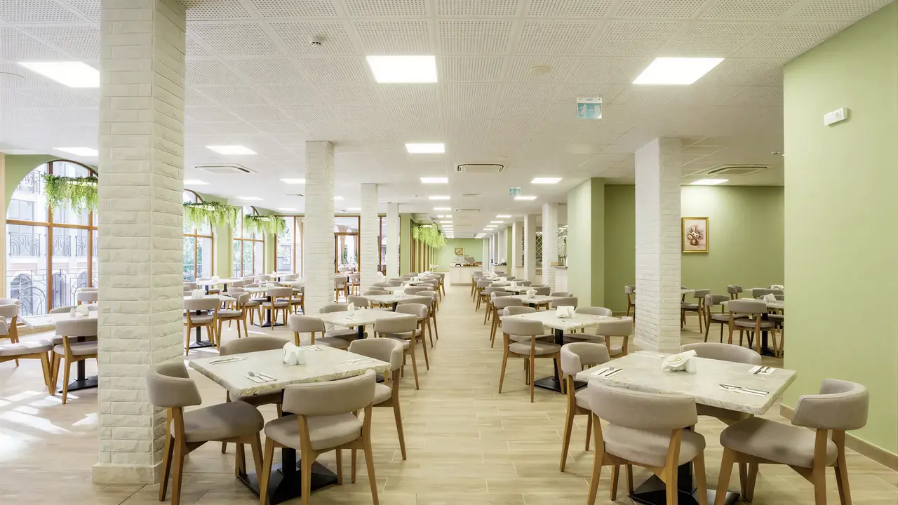 Jasna restauracja w Festa Via Pontica z ustawionymi stolikami