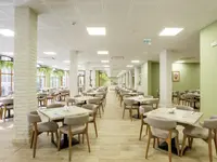 Jasna restauracja w Festa Via Pontica z ustawionymi stolikami